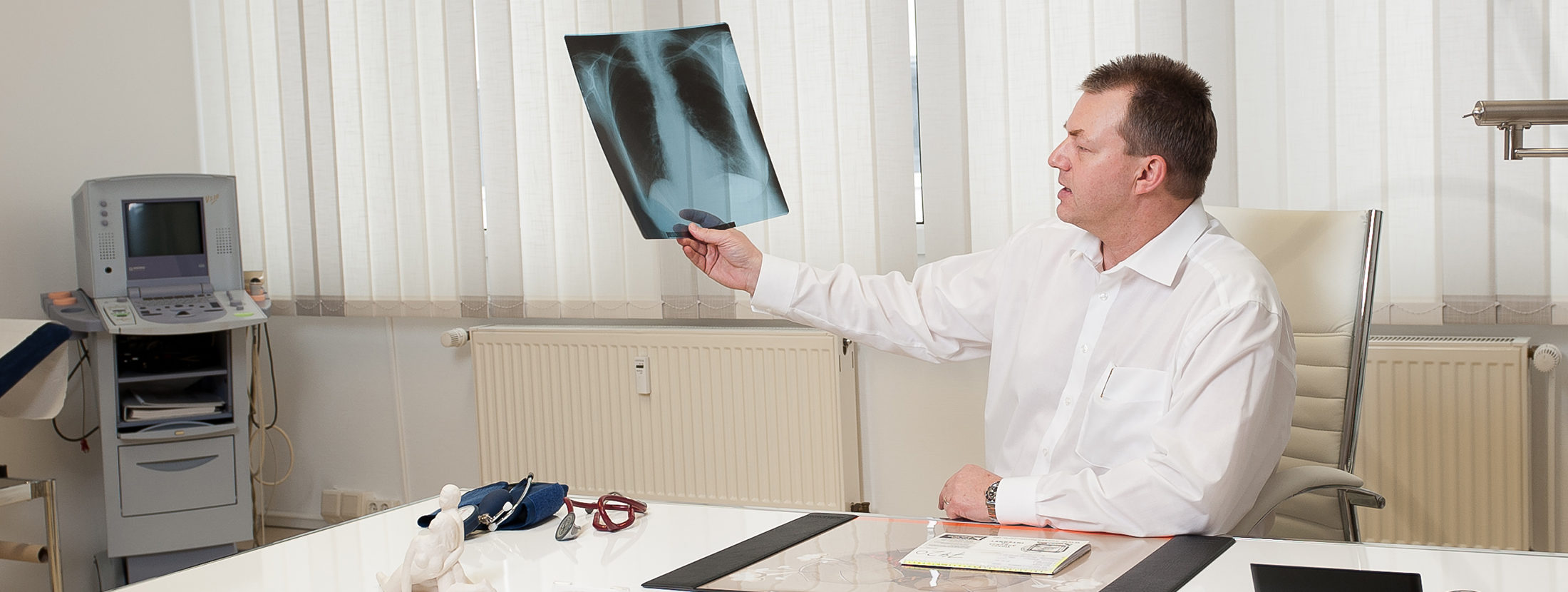 Dr. Feyder präsentiert ein Röntgenbild