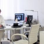 Dr-Guido-Feyder-im-Behandlungszimmer1